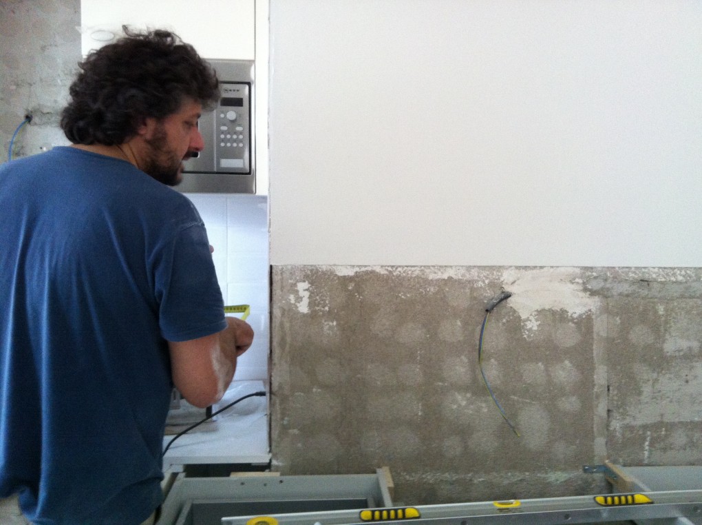 Eli : suelo nuevo, cocina montada!